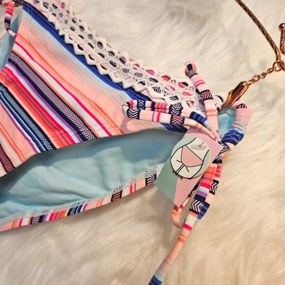 Flirty Geo-Striped Print w/Lace Detail String Bikini Bottoms - Picture 3 of 5